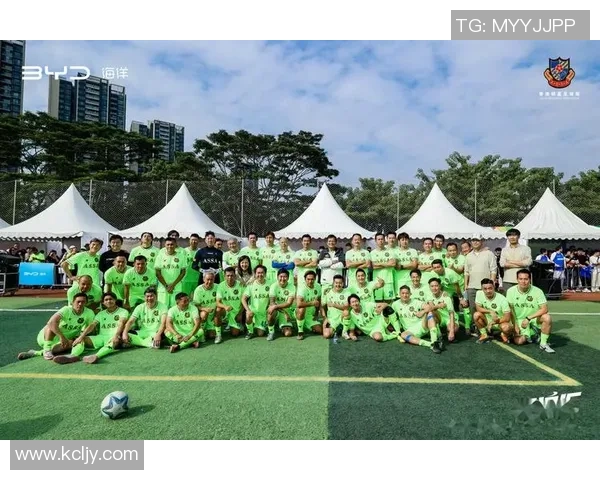 足球球星携对象甜蜜现身共谱绿茵场外的浪漫故事