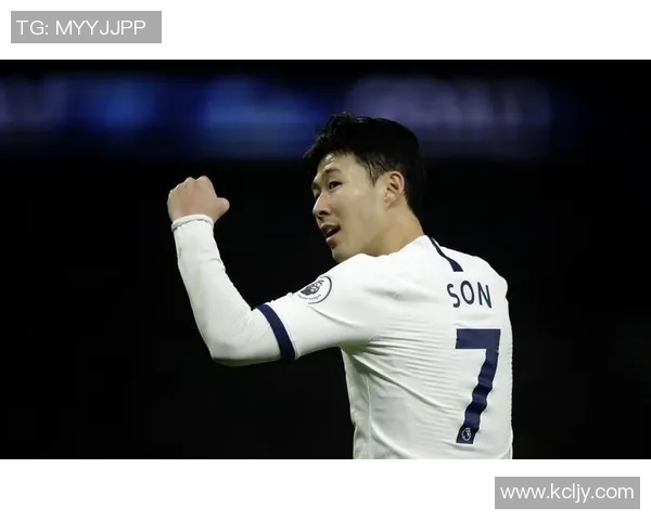 身披黑色五星的足球巨星是谁 他在世界足坛的传奇地位如何